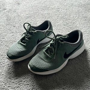 Nike women sneakers size is 7.5 green